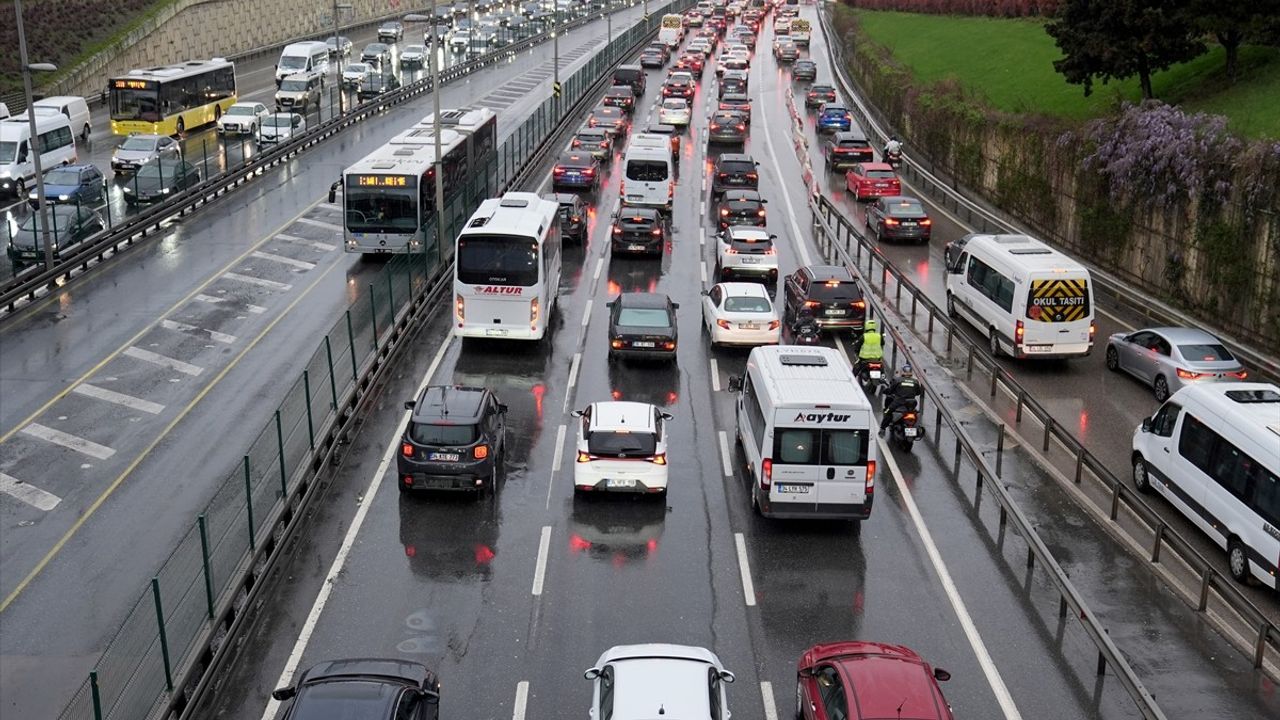 İstanbul'da Haftanın İlk İş Gününde Trafik Yoğunluğu
