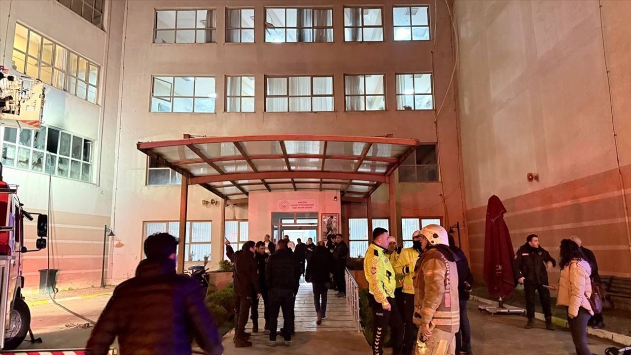 İstanbul'daki Huzurevinde Yangın Paniği
