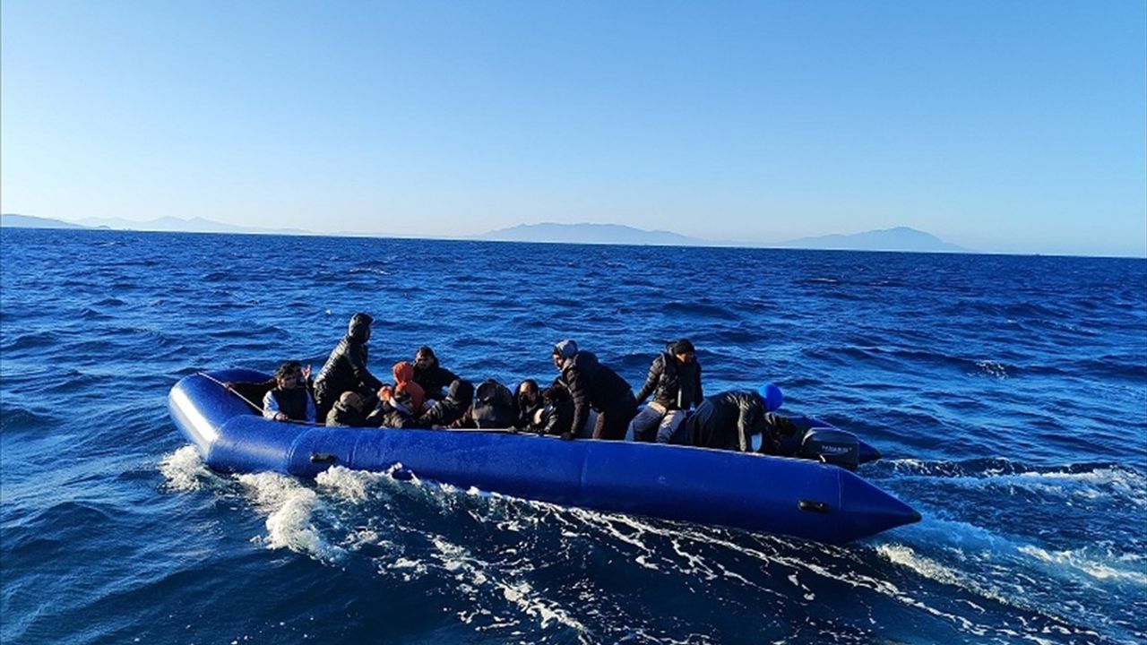 İzmir Açıklarında 26 Düzensiz Göçmen Yakalandı