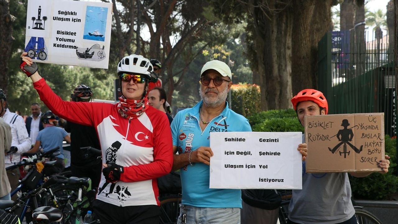 İzmir'de Bisikletlilerden Başkan Tugay'a Protesto