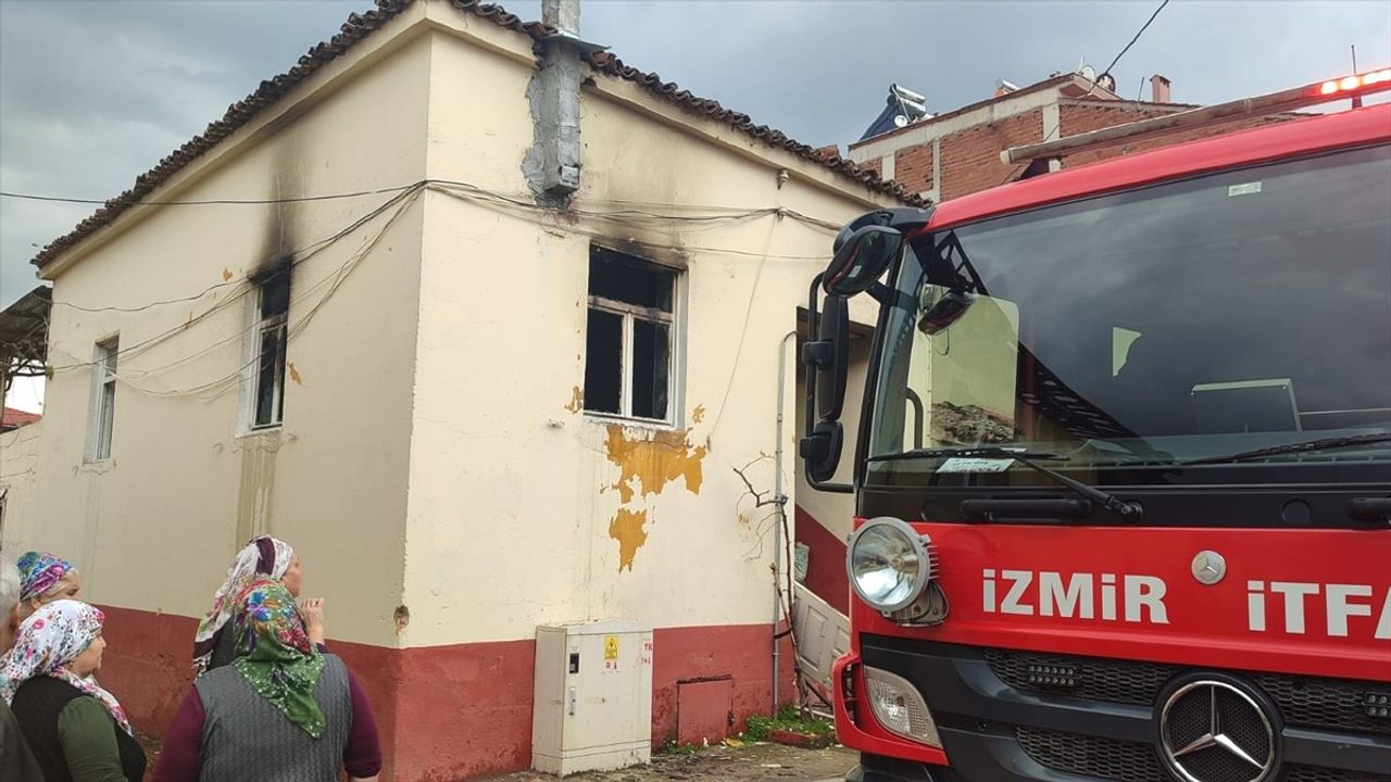 İzmir'de Ev Yangını: Dumandan Etkilenen Bir Kişi Hastaneye Sevk Edildi