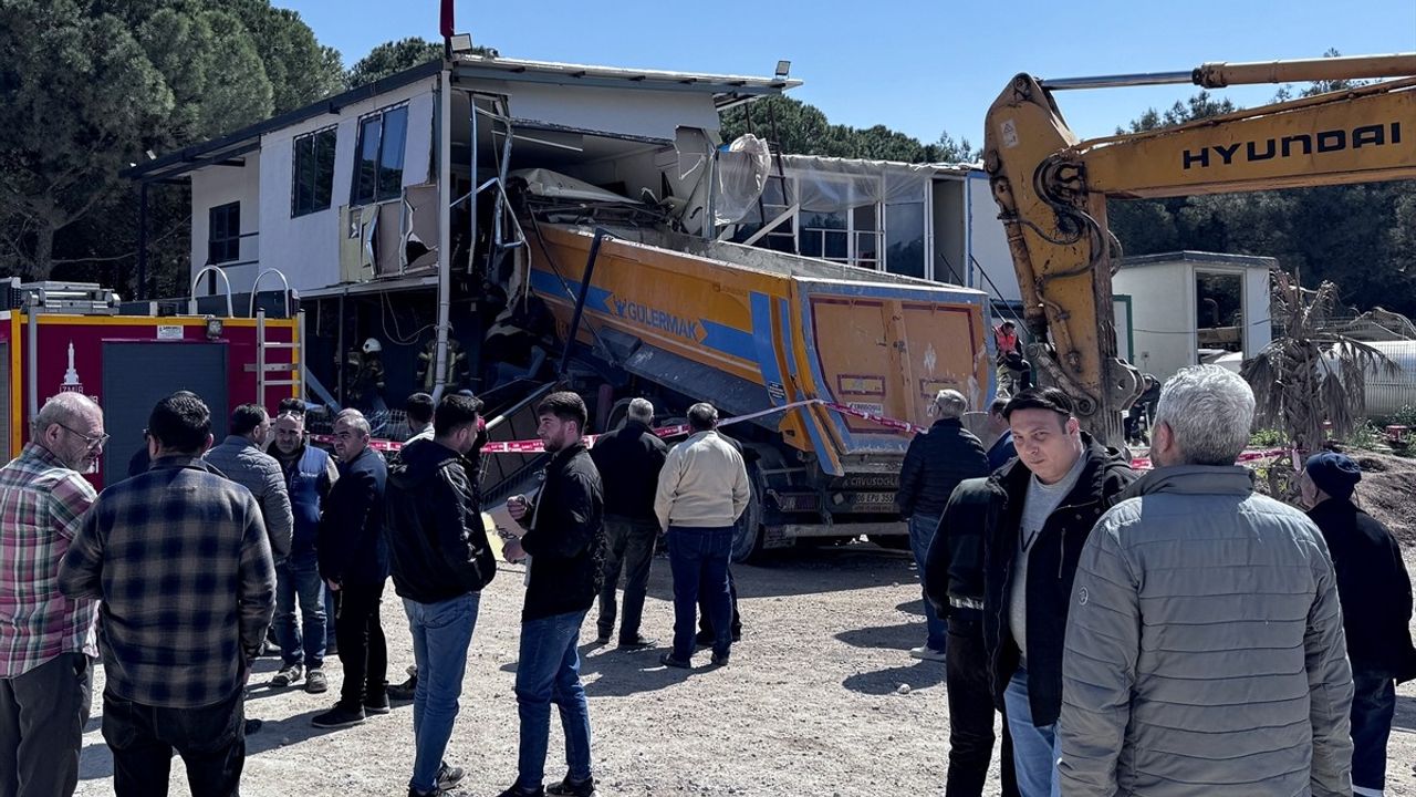 İzmir'de Kamyonun Prefabrik Binasına Çarpması Sonucu Sürücü Hayatını Kaybetti