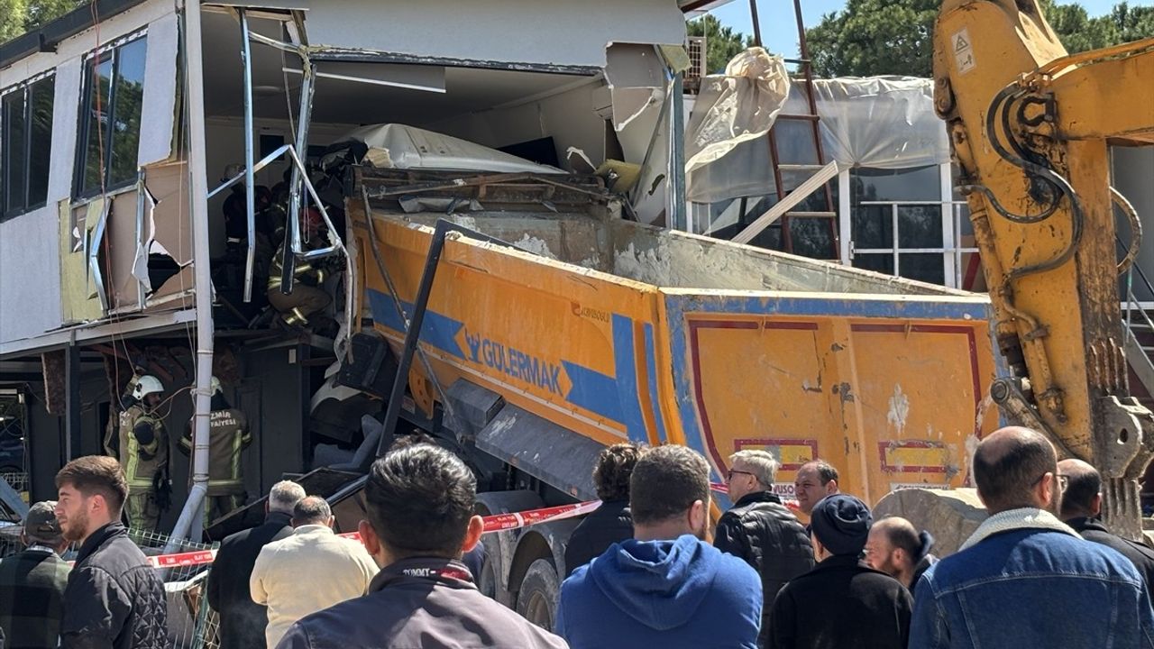 İzmir'de Kamyonun Prefabrik Binaya Çarpması Sonucu Sürücü Hayatını Kaybetti