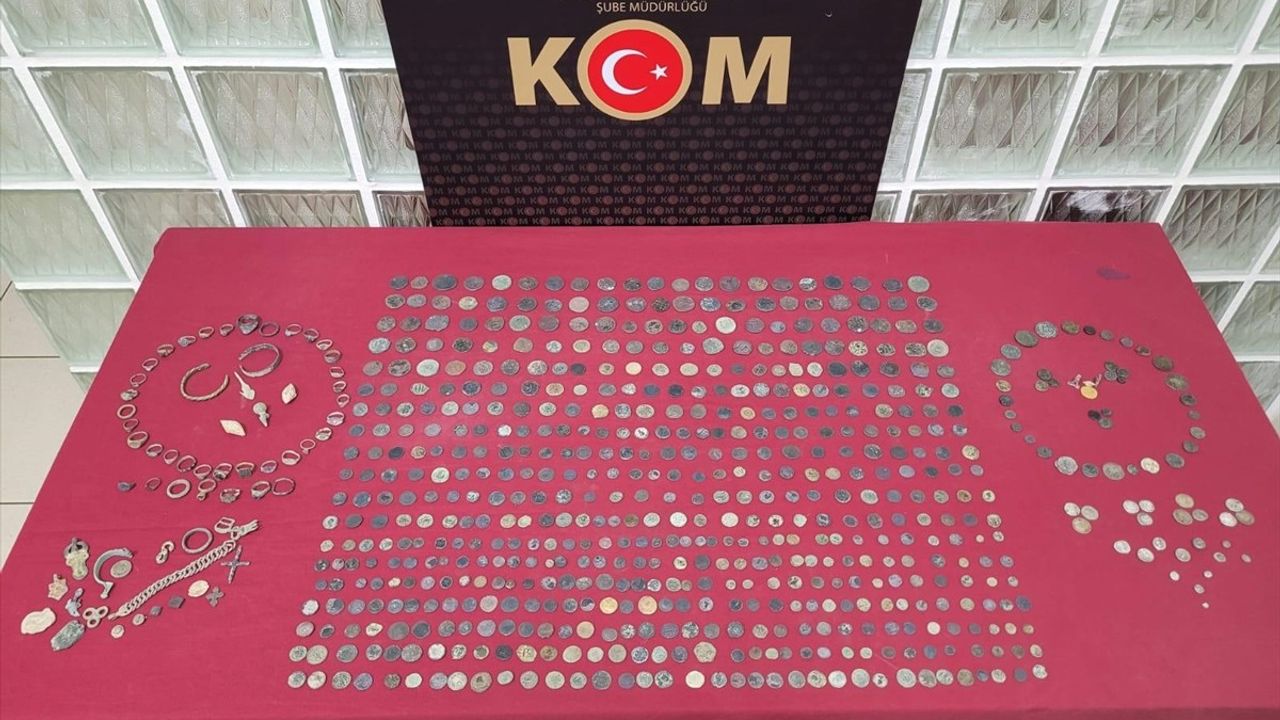 İzmir'de Tarihi Eser Operasyonu: 622 Sikke ve 66 Obje Ele Geçirildi