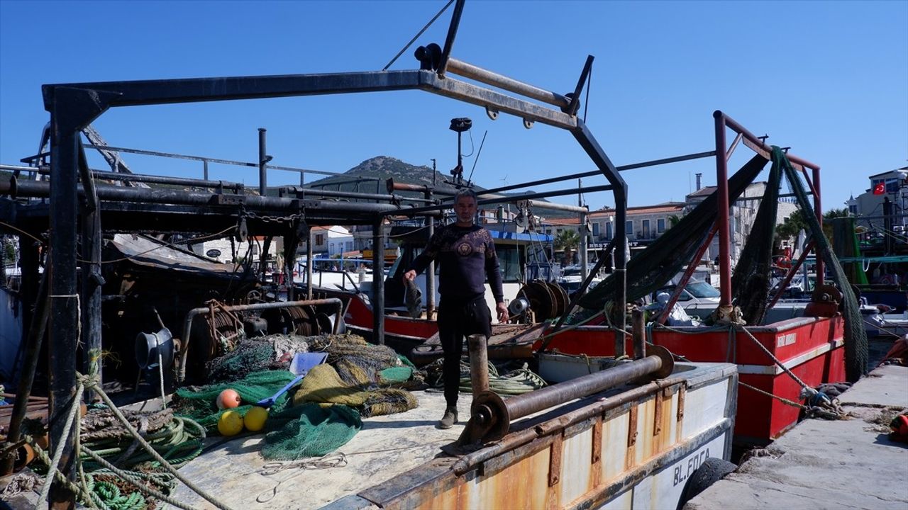 İzmir Foça'da Balıkçı Barınağındaki Yangında Üç Tekne Zarar Gördü
