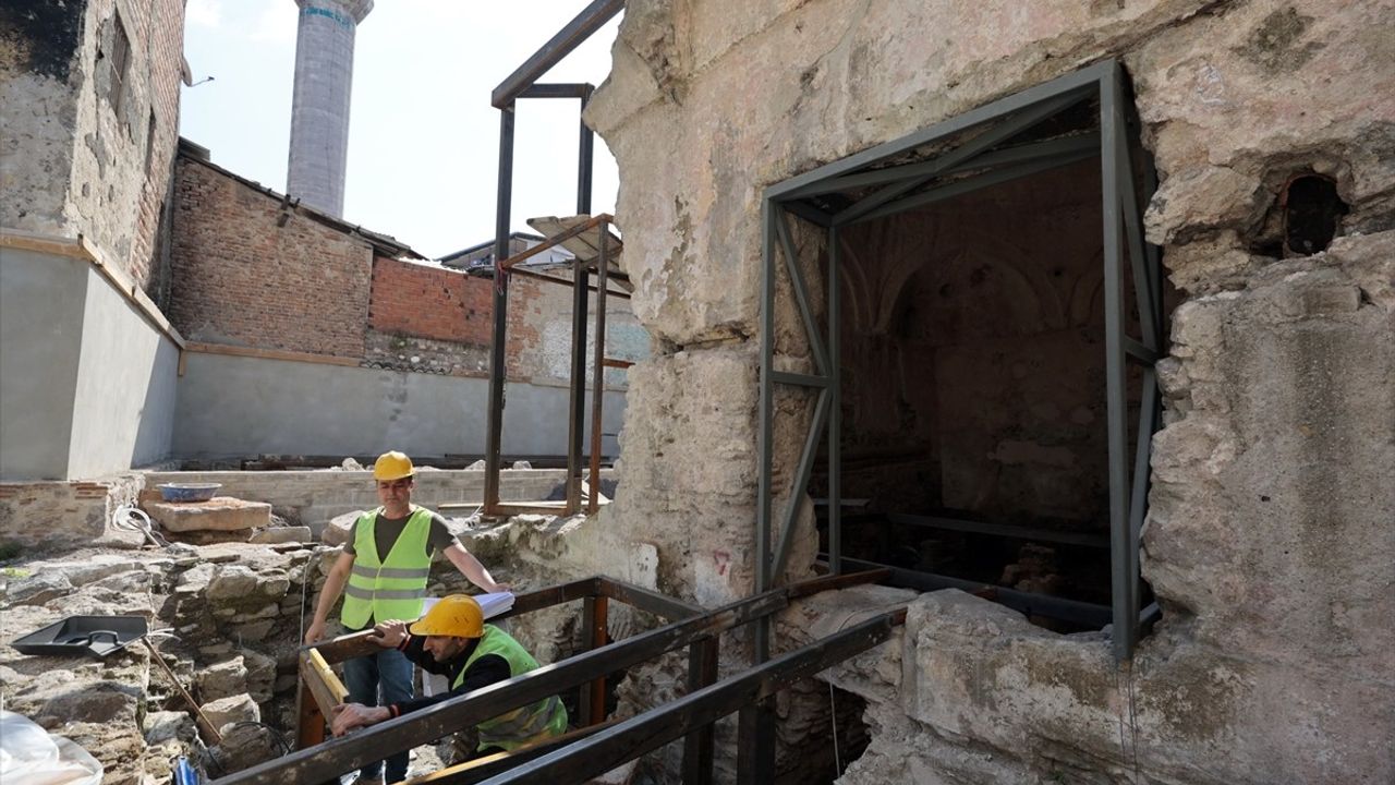 İzmir Kıllıoğlu Hamamı'nda Restorasyon Çalışmaları Yeniden Başladı