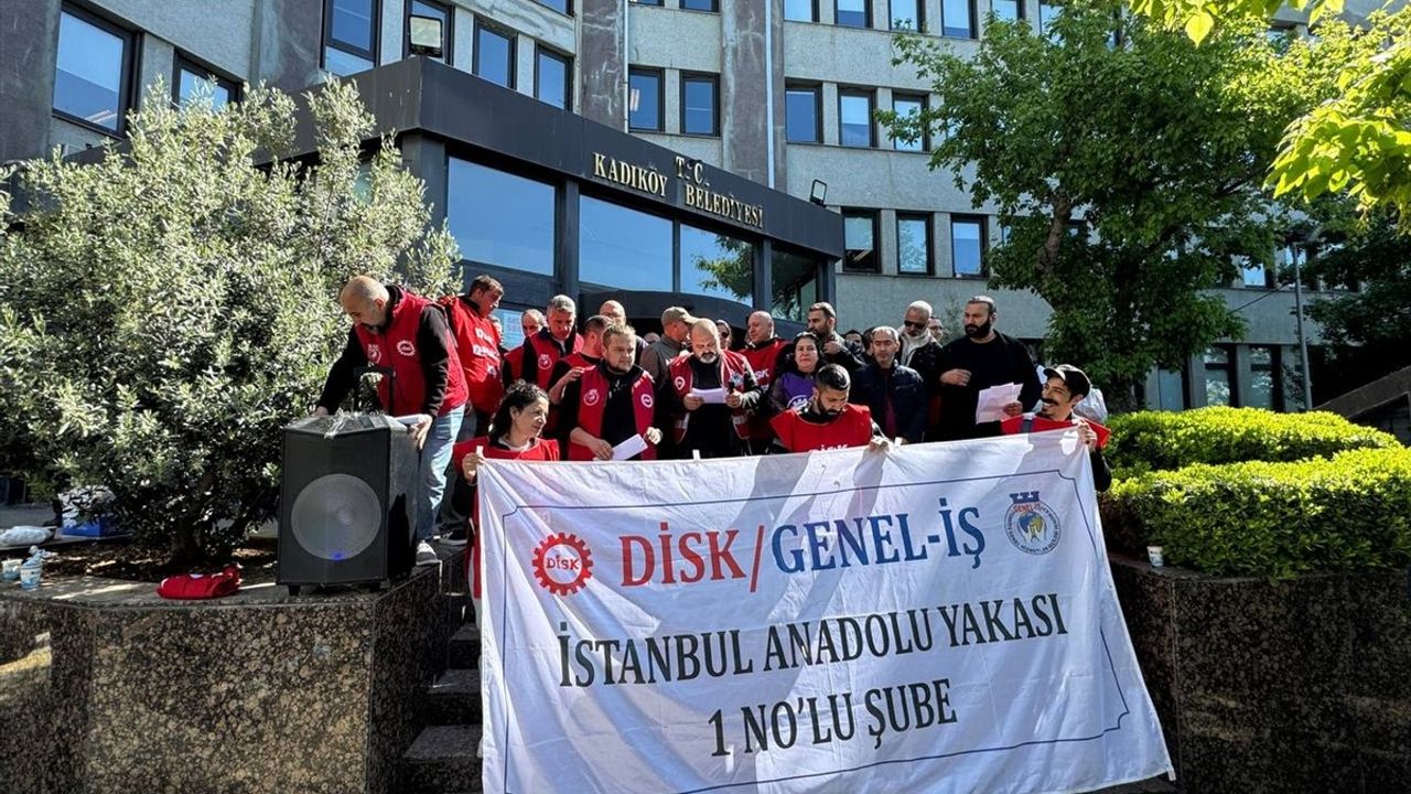Kadıköy Belediyesi Çalışanlarından Ücret Protestosu
