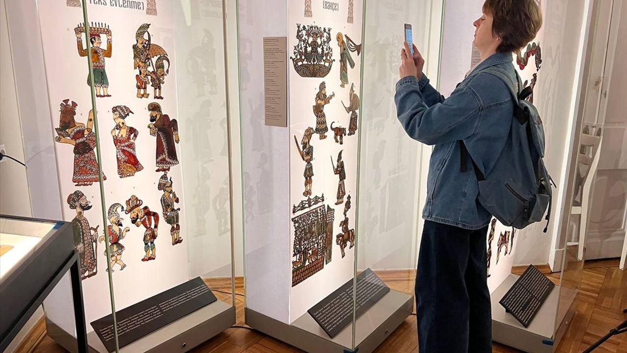 Karagöz ve Hacivat Gölge Oyunu Moskova'da Sergilendi