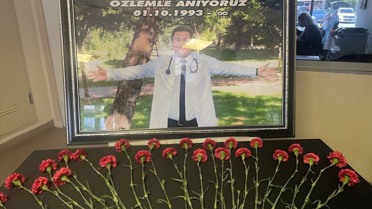 Kartalkaya'daki Yangında Hayatını Kaybeden Doktor Enes Gültekin Anıldı
