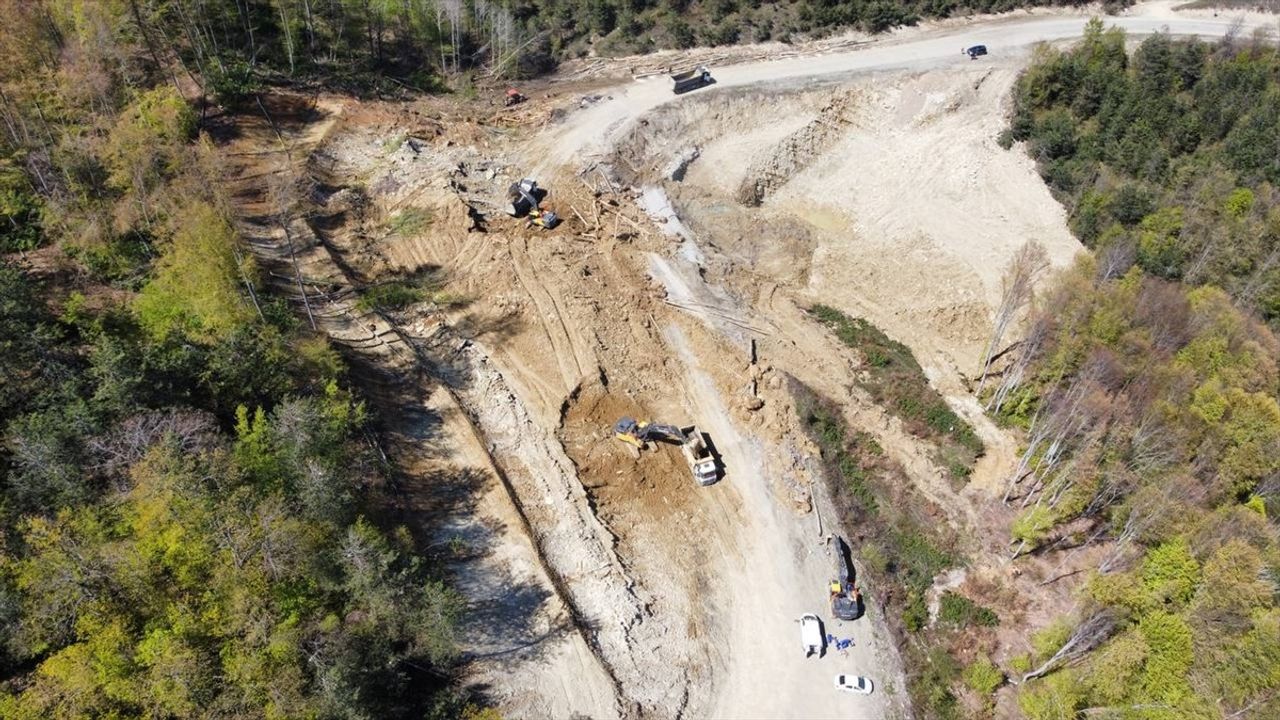 Kastamonu-Çatalzeytin Kara Yolunda Heyelan Sonrası Çalışmalar Devam Ediyor