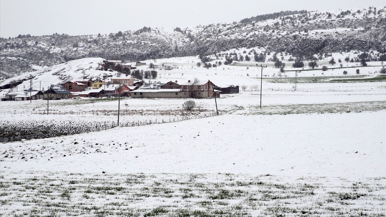 Kastamonu'da Nisan Ayında Kar Yağışı Etkili Oluyor