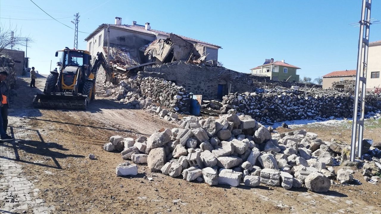 Kayseri'de Ahır ve Ev Çöktü: 35 Hayvan Telef Oldu