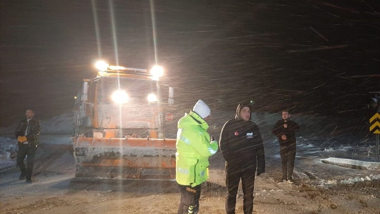 Kayseri'de Kar Nedeniyle Yolda Mahsur Kalanlar Destekleniyor
