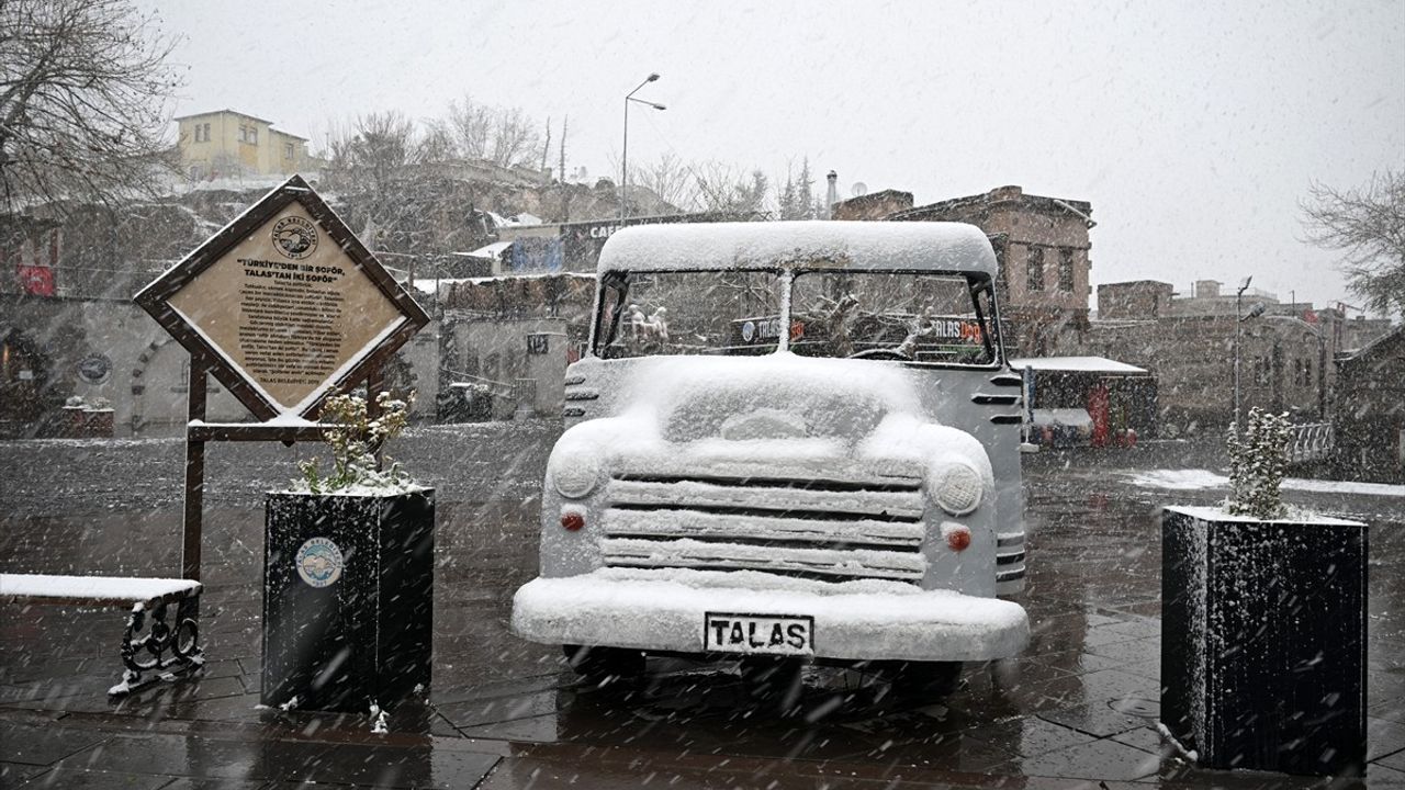 Kayseri'de Kar ve Tipi Etkisini Sürdürüyor