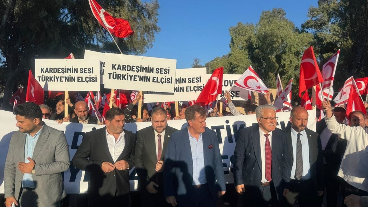KKTC'de 'Anavatana Saygı, Vefa'ya Çağrı' Yürüyüşü Düzenlendi