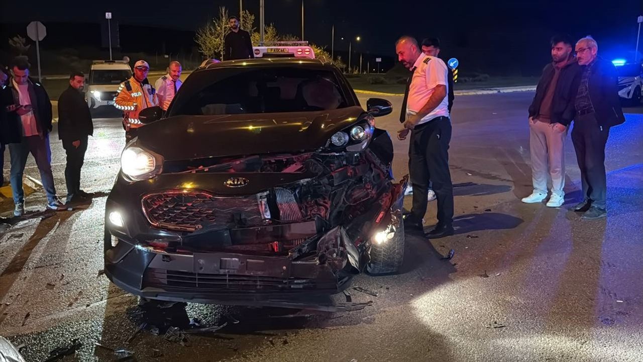 Kocaeli'de Otomobil ile Cip Çarpıştı: 2 Yaralı