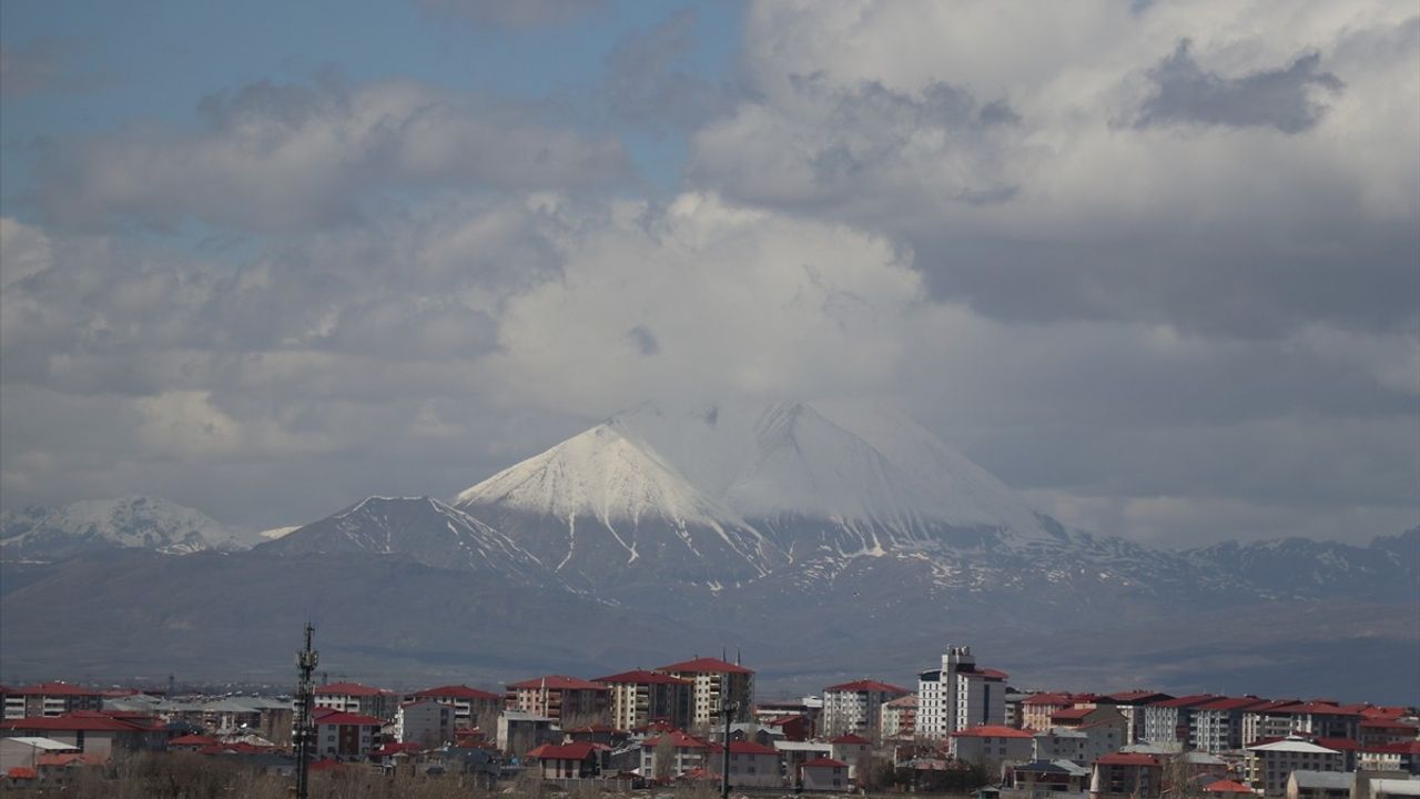 Kösedağ Baharda Beyazlarla Kaplandı
