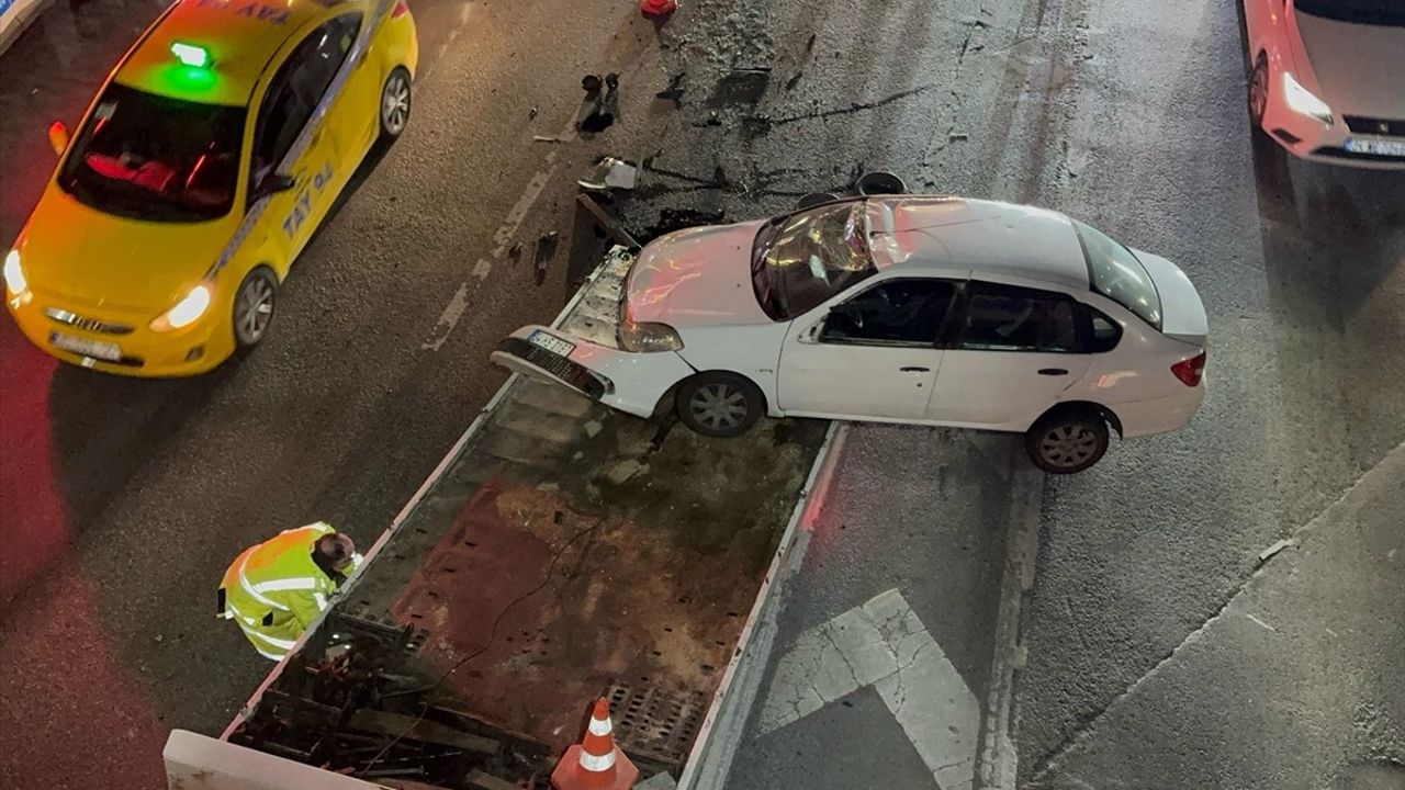 Küçükçekmece'de Takla Atan Araçta Yolcu Yaralandı