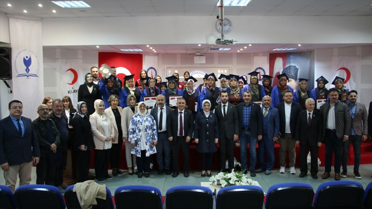 Kütahya'da İlk Kadın Üniversitesi Mezunları Coşkuyla Karşılandı