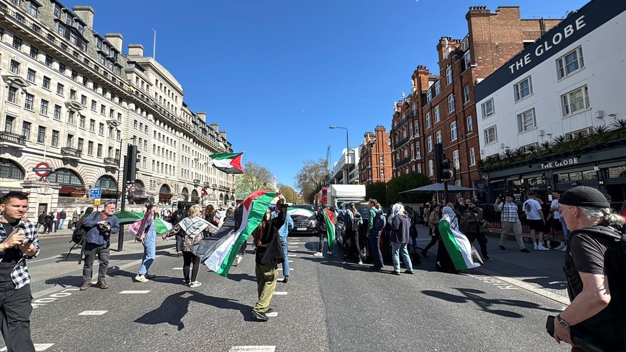 Londra'da Filistin Destekçileri Trafiği Keserek Eylem Yaptı