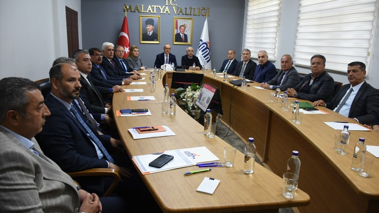 Malatya'da Zirai Dondan Etkilenen Kayısı Bahçelerinde Hasar Tespiti Yapılıyor