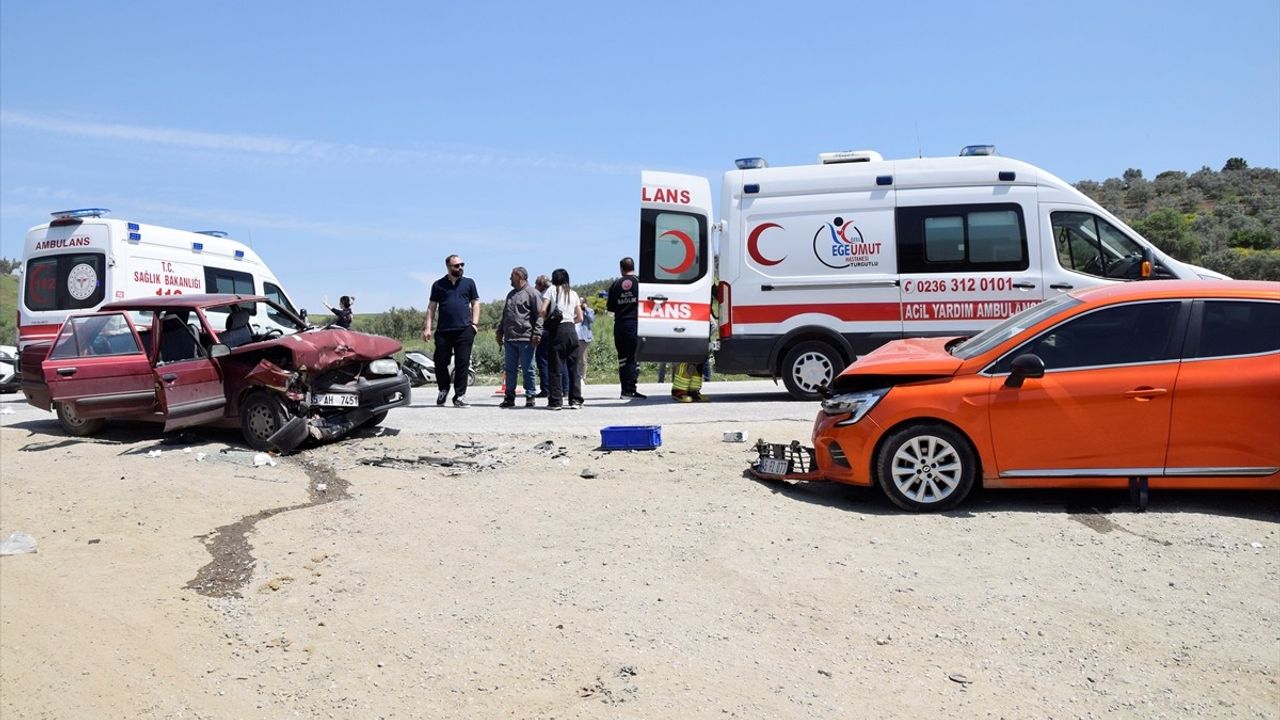 Manisa'da İki Araç Kaza Yaptı: 4 Yaralı