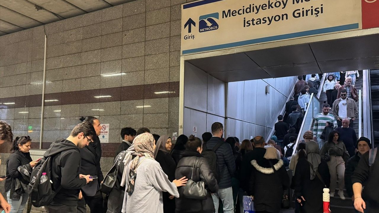 Mecidiyeköy Metrobüs Durağında Yürüyen Merdiven Arızası