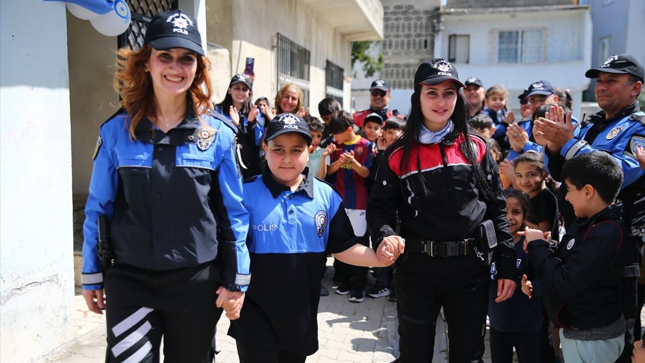 Mersin'de 9 Yaşına Giren Çocuğa Polislerden Doğum Günü Sürprizi