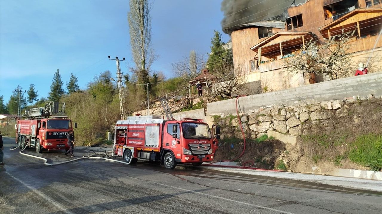 Mersin'de Ahşap Evde Yangın: 1 Kişi Dumandan Etkilendi