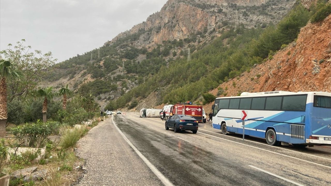 Mersin'de Servis Minibüsü Devrildi: 8 Yaralı