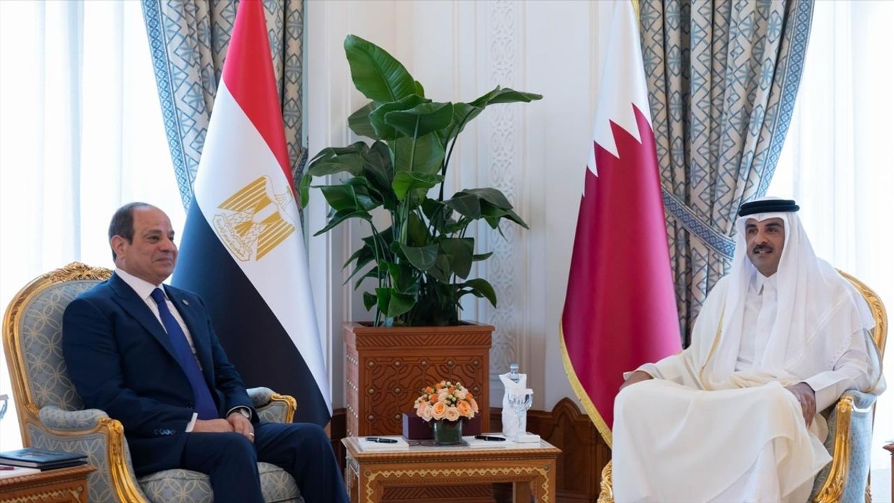 Mısır Cumhurbaşkanı Sisi, Katar Emiri Temim ile Görüştü
