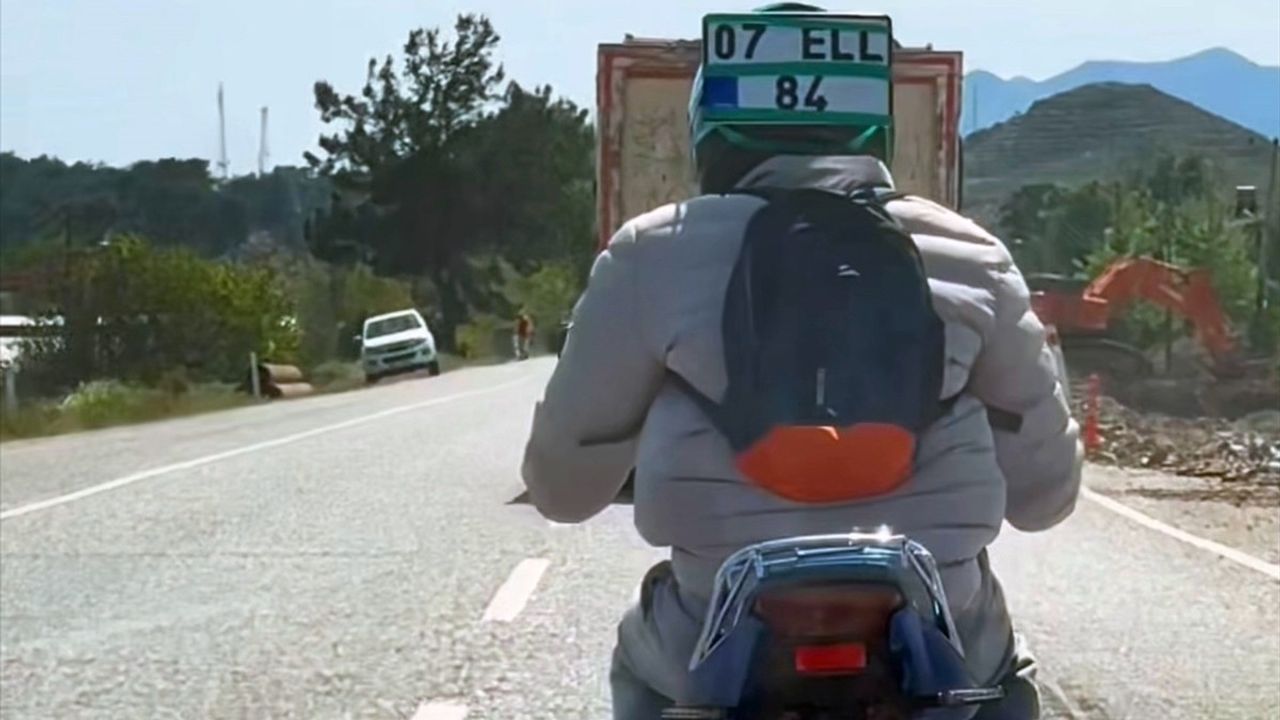 Motosikletten Düşen Plakayı Kaskına Takarak Yola Devam Etti