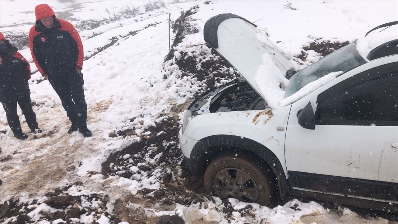 Muş'ta Doğaseverler Çamura Saplanan Araçlarından Kurtarıldı