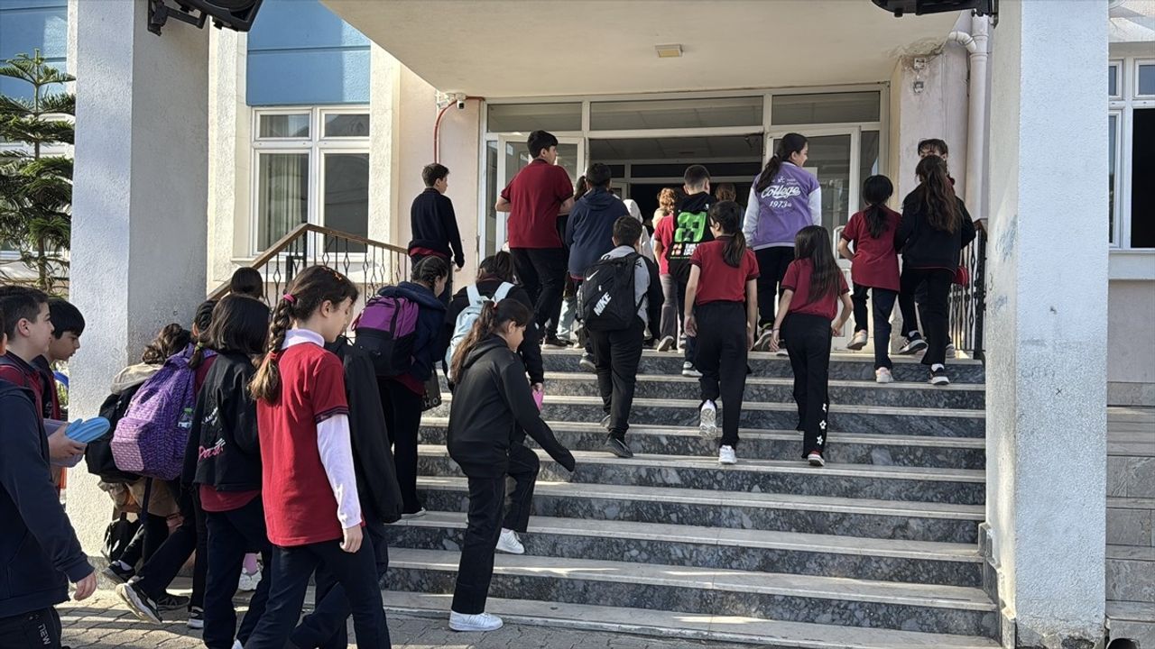 Öğrenciler Tatilin Ardından Okula Döndü