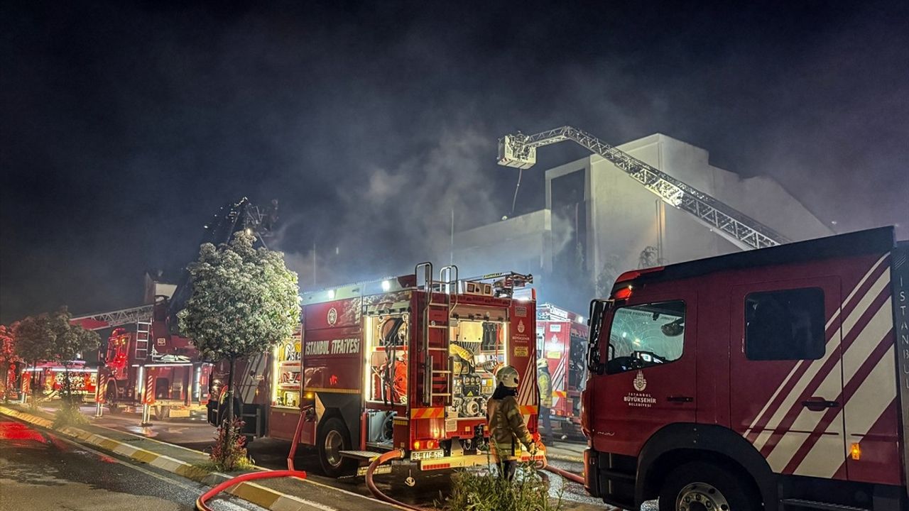 Pendik'teki Palet Fabrikasında Yangın Kontrol Altına Alındı