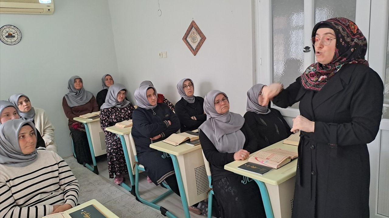 Sakarya'da İşitme Engelli Kadınlar Kur'an-ı Kerim Öğreniyor