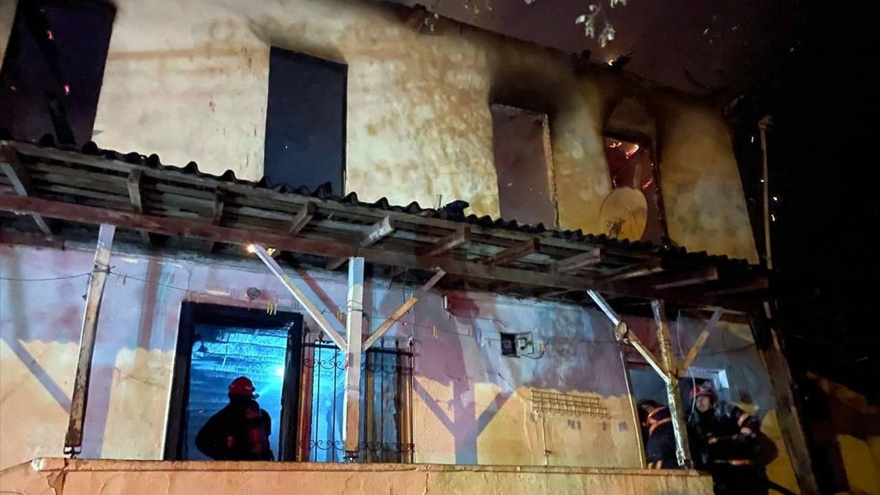 Sakarya'da Yatılı Ahşap Evde Yangın Çıktı