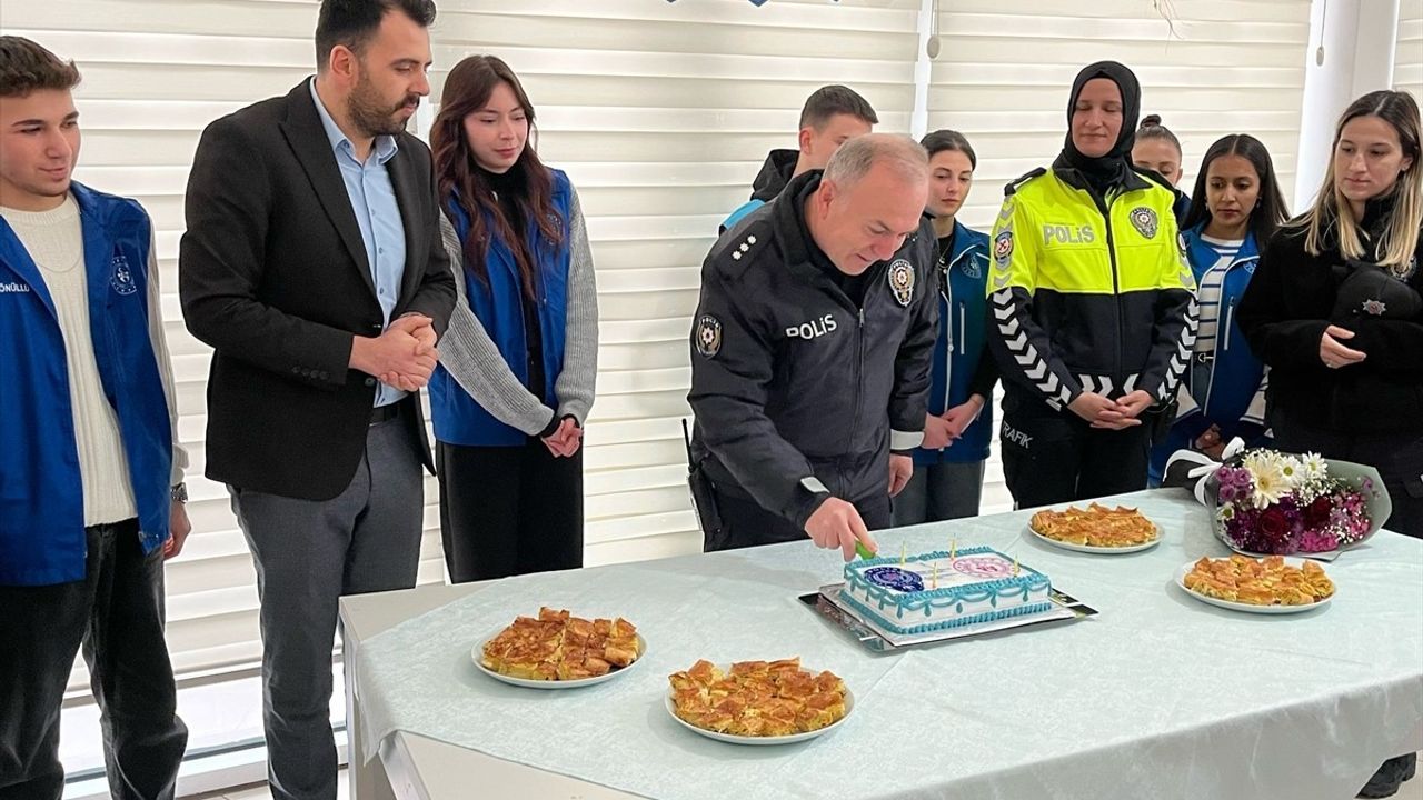 Samsun'da Öğrencilerden Polislere Sürpriz Kutlama
