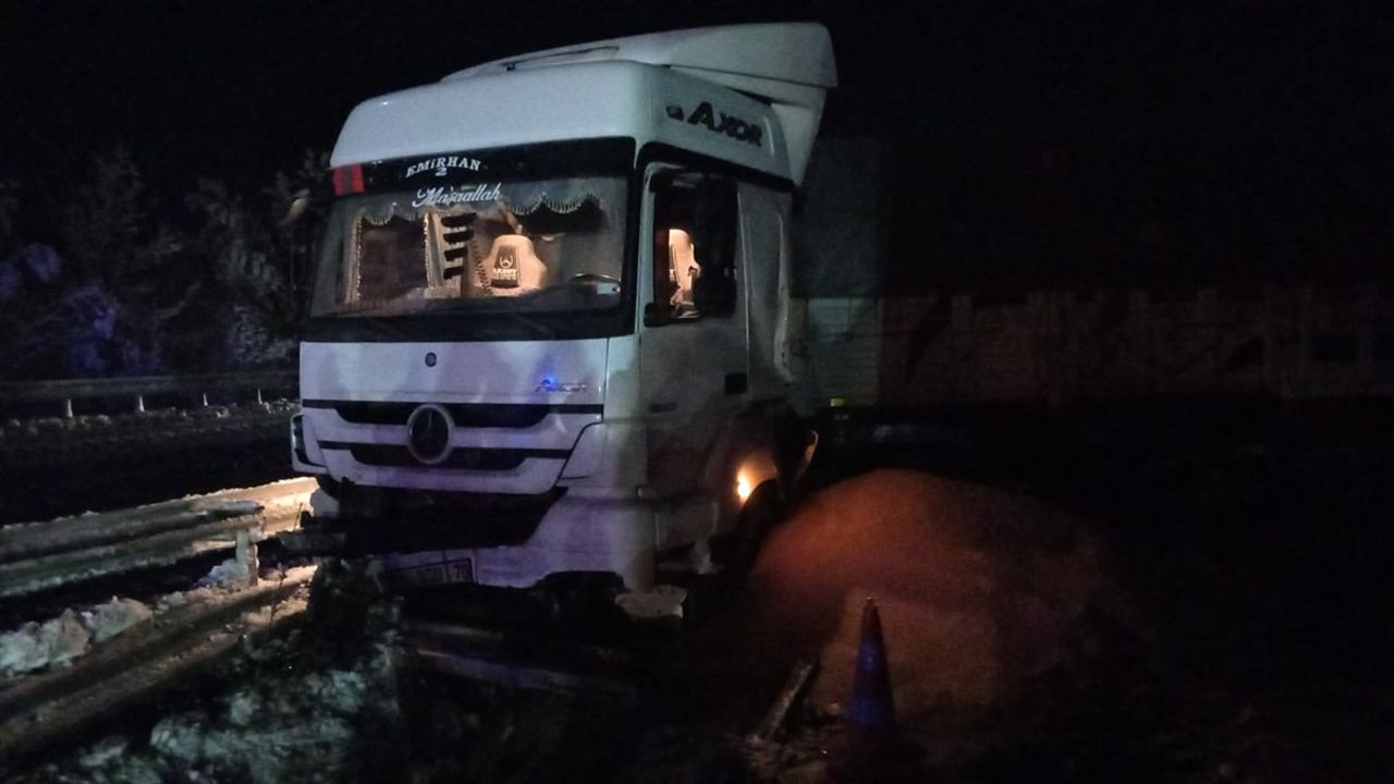 Samsun'da Otobüs ve Tır Kazası: 4 Yaralı