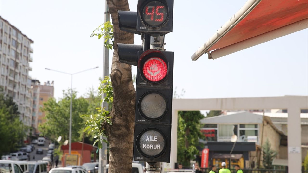 Siirt’te Aile Yılı Etkinlikleri Trafik Işıklarına Yansıdı