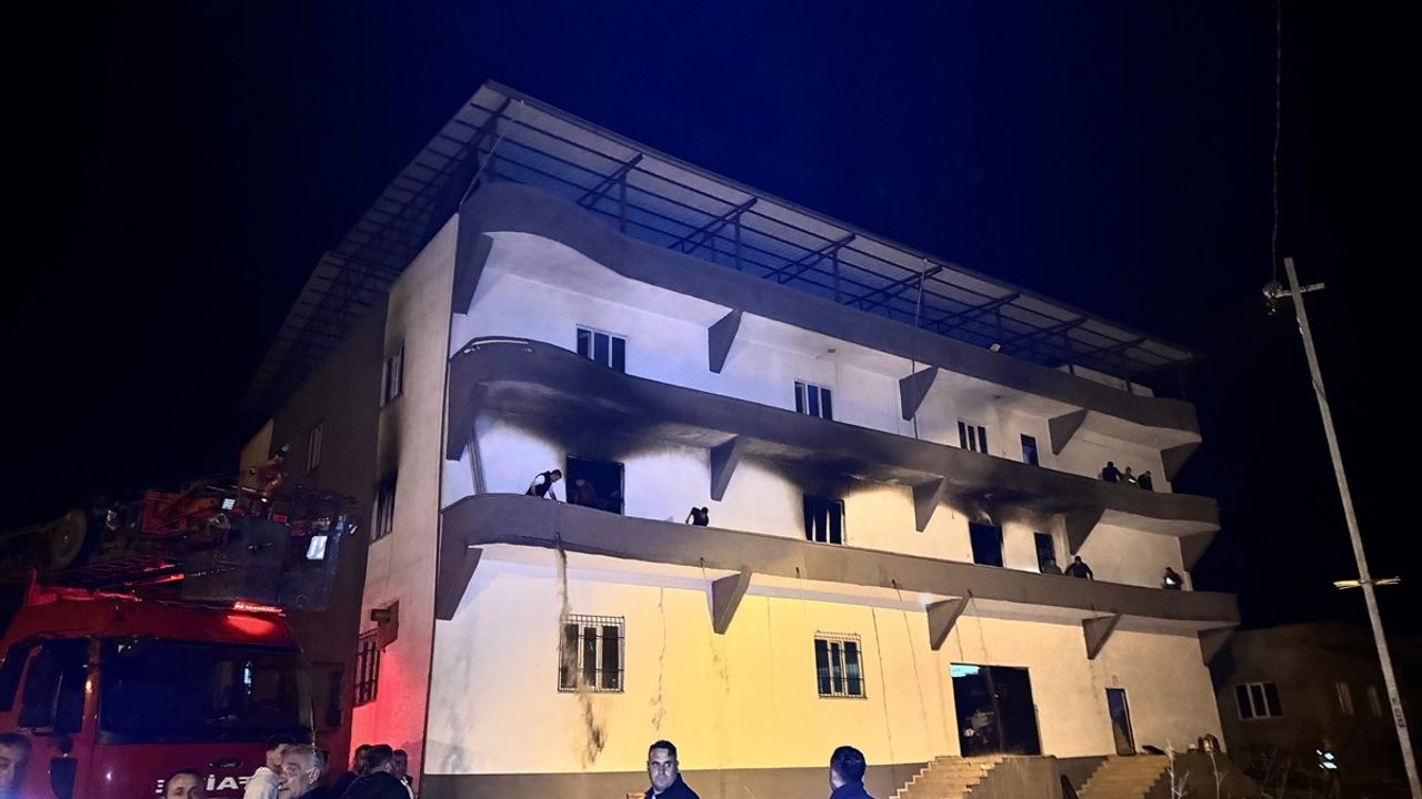 Siirt'teki Terlik Fabrikasında Yangın: 11 Kişi Dumandan Etkilendi