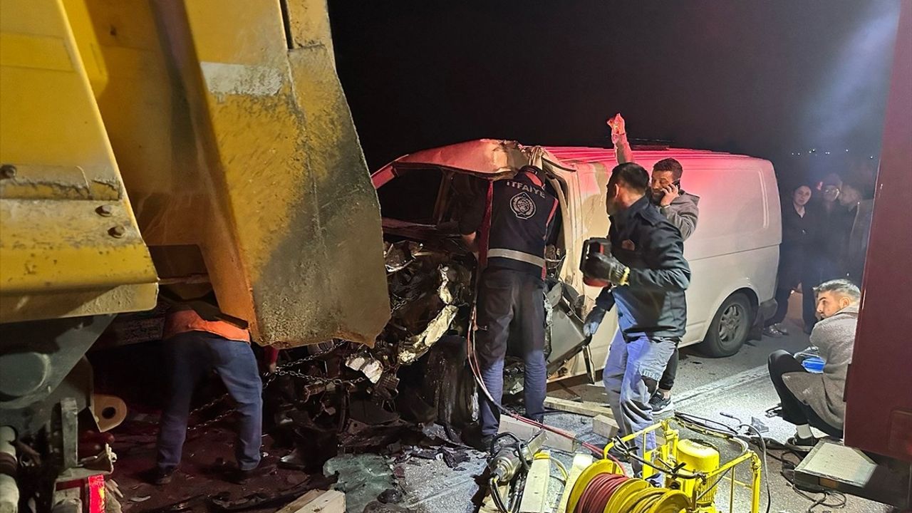 Sinop'taki Kaza: Panelvan Tıra Çarptı, Sürücü Ağır Yaralı