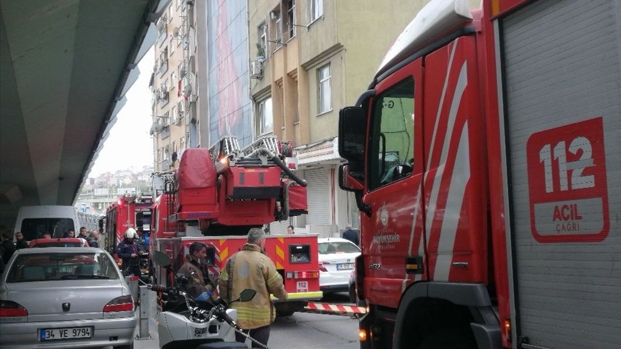 Şişli'de 8 Katlı Binada Yangın Mücadelesi