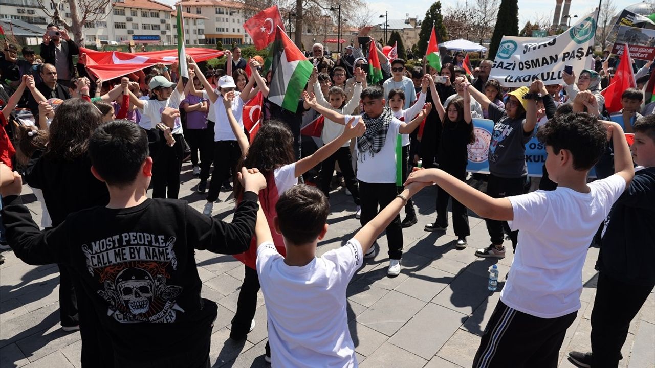 Sivas'ta Çocuklar Gazze İçin Yürüdü