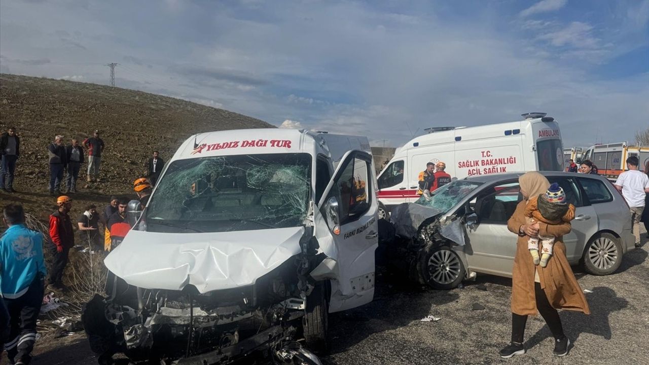 Sivas'ta Minibüs ile Otomobil Çarpıştı: 18 Yaralı