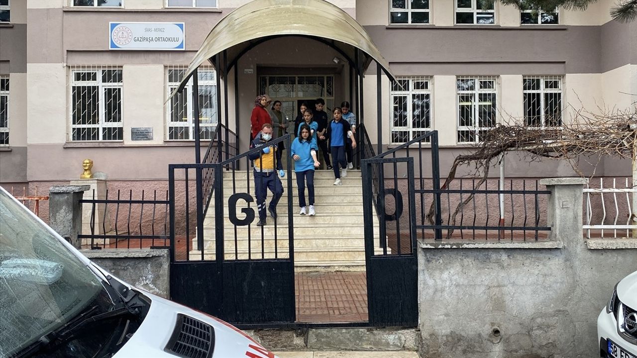 Sivas'ta Öğrencilere Gıda Zehirlenmesi Şüphesi: 13 Öğrenci Hastaneye Kaldırıldı