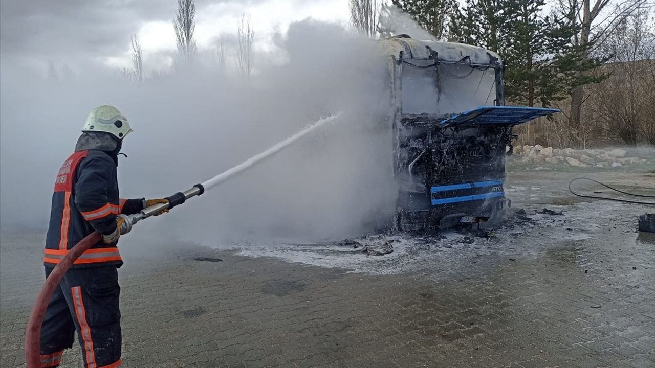 Sivas'ta Park Halinde Yanan Tır Kullanılamaz Hale Geldi