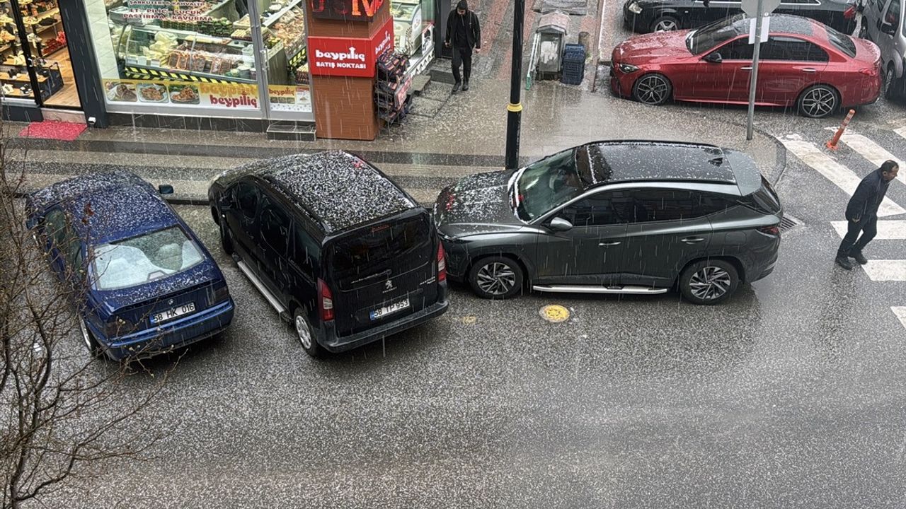 Sivas'ta Sağanak ve Dolu Yağışı Hayatı Olumsuz Etkiledi