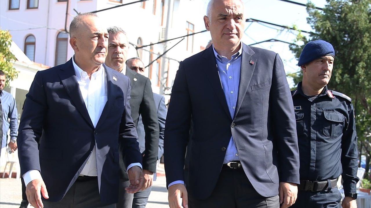 Taziye Ziyareti: Bakanlar Çavuşoğlu Ailesiyle Buluştu