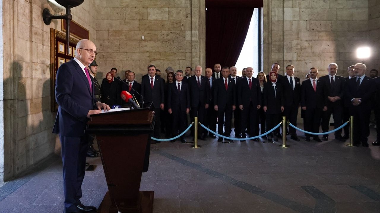 TBMM Başkanı Kurtulmuş Anıtkabir'de
